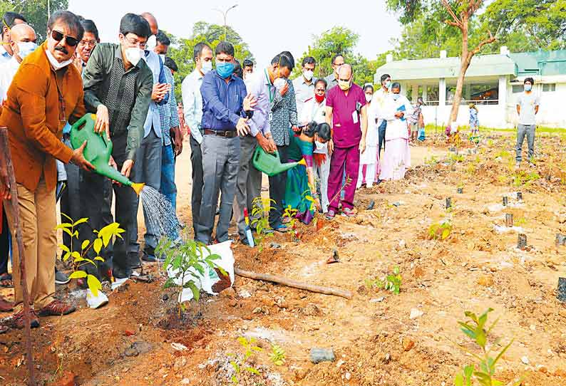 சுகாதாரத்துறை செயலாளர், பெருநகர சென்னை மாநகராட்சி கமிஷனர், நடிகர் விவேக் ஆகியோர் மரக்கன்றுகளை நட்டபோது