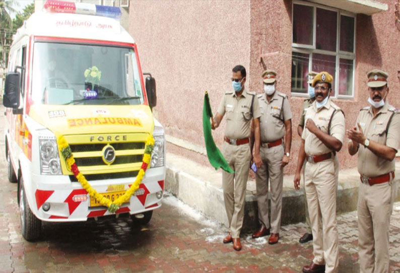 தூத்துக்குடி ஆயுதப்படைஆம்புலன்ஸ் சேவையை மாவட்ட போலீஸ் சூப்பிரண்டு ஜெயக்குமார் கொடி அசைத்து தொடங்கி வைத்த போது