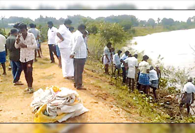 திருக்கோவிலூர் அருகே, காட்டுப்பையூர் பெரிய ஏரி கரையில் நீர் கசிவு - உடைப்பு ஏற்படும் அபாயம் இருப்பதாக பொதுமக்கள் புகார்