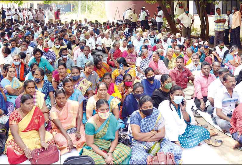 தனியார் மயமாக்கப்படுவதை கண்டித்து மின்சார ஊழியர்கள் காத்திருப்பு போராட்டம்