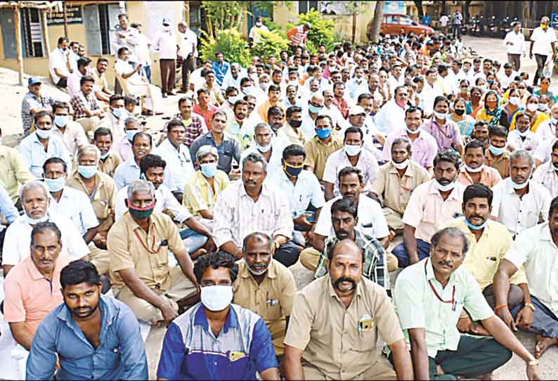 மின்வாரியத்தை தனியாருக்கு தாரை வார்ப்பதை கண்டித்து மின்வாரிய தொழிற்சங்கத்தினர் காத்திருப்பு போராட்டம்