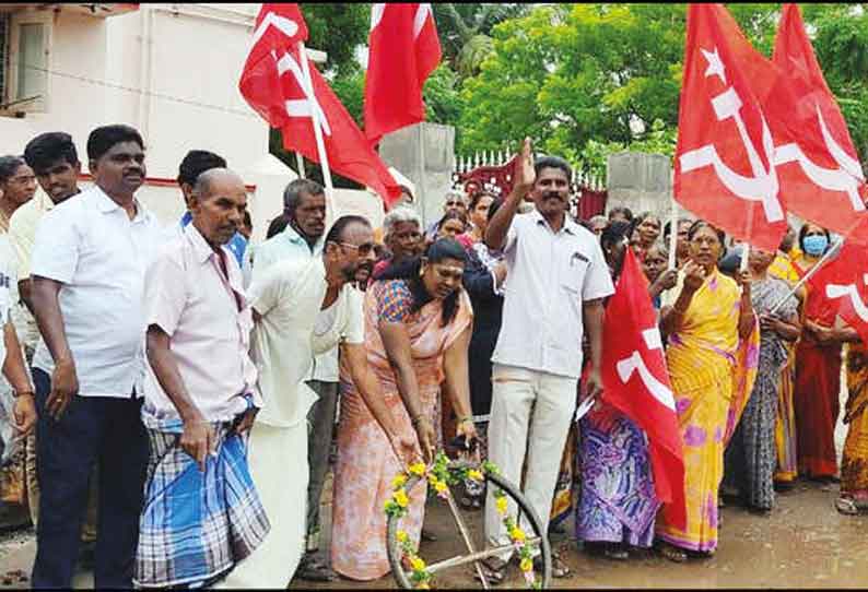 தூத்துக்குடியில் மார்க்சிஸ்ட் கம்யூனிஸ்டு கட்சியினர் நூதன போராட்டம்