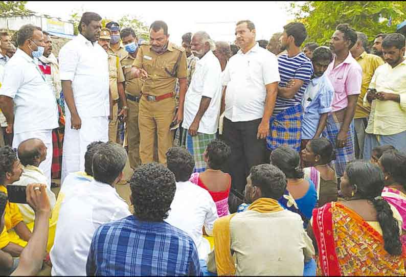 அறந்தாங்கி அருகே வாலிபரை வெட்டியவர்களை கைது செய்யக்கோரி பொதுமக்கள் சாலை மறியல்