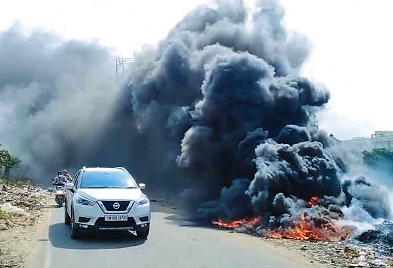 மருத்துவ கழிவுகள் தீப்பிடித்து எரிந்ததால் புகை மூட்டம் - வாகன ஓட்டிகள் அவதி