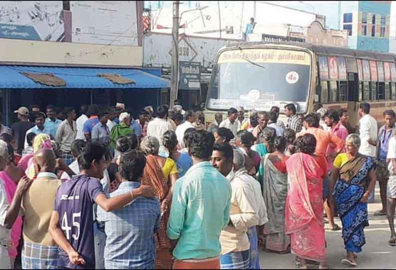 அம்மா மினி கிளினிக் அமைக்க கோரி கிராம மக்கள் சாலை மறியல் போக்குவரத்து பாதிப்பு