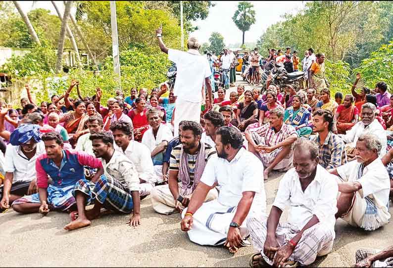 அரசு திட்டத்தில் முறைகேடாக வீட்டுமனை வாங்கி கொடுத்தவரை கைது செய்யக்கோரி கிராம மக்கள் சாலை மறியல்