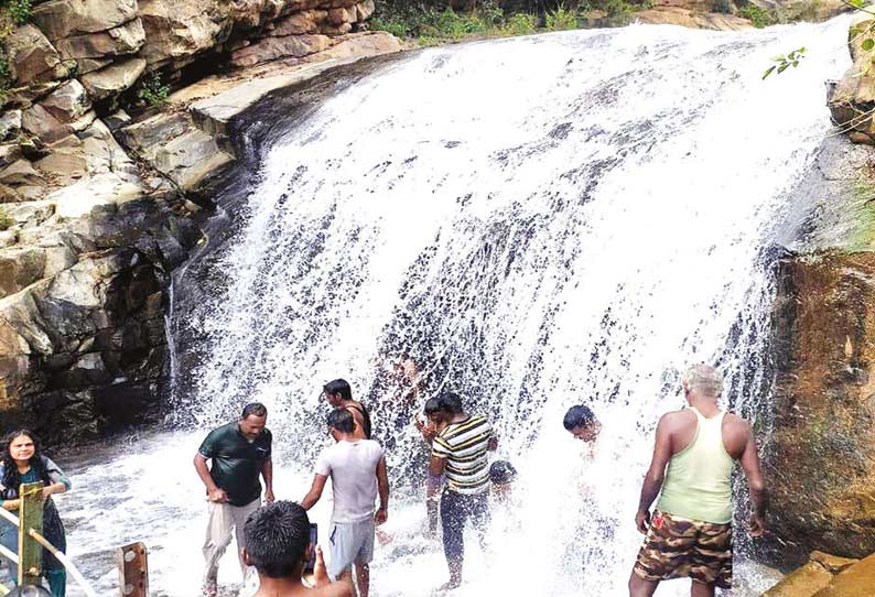 ஆனைவாரி நீர்வீழ்ச்சியில் சுற்றுலா பயணிகள் உற்சாகமாக குளித்த காட்சி்