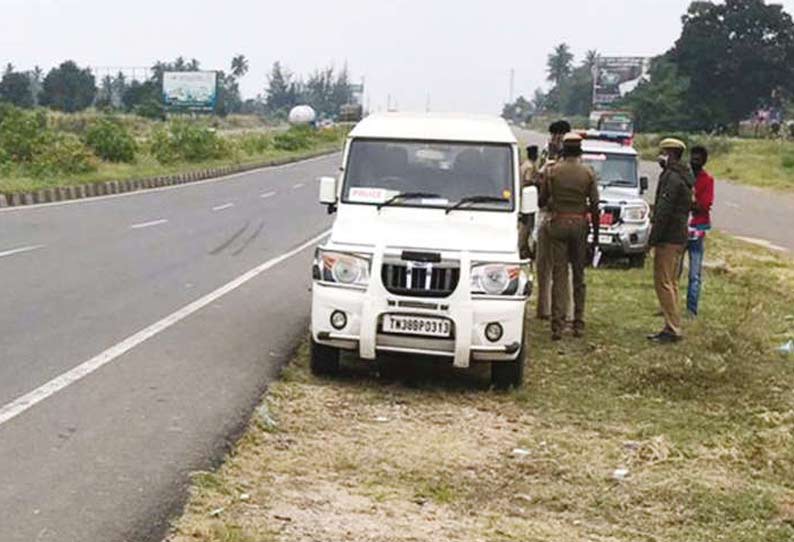 கொள்ளை நடந்த நவக்கரை பகுதியில் போலீசார் விசாரணை நடத்தியபோது எடுத்த படம்