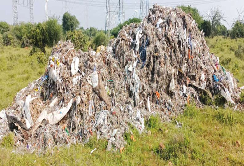 பணிக்கர்குளம் பகுதியில் மருத்துவ கழிவுகள் கொட்டப்பட்டு உள்ளதை படத்தில் காணலாம்