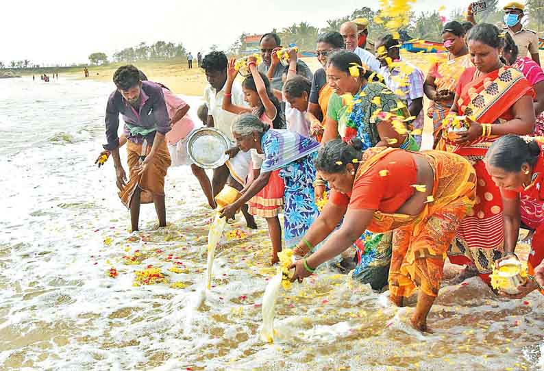 நினைவு தினம்: சுனாமியில் உயிரிழந்தவர்களுக்கு பால் ஊற்றி பொதுமக்கள் அஞ்சலி