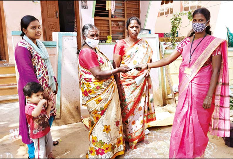 மாவட்டம் முழுவதும் பொங்கல் பரிசு பொருட்கள் வழங்க வீடு,வீடாக டோக்கன் வினியோகம்