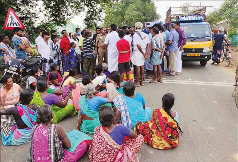 வடகாடு அருகே ரேஷன் கடையில் பயோமெட்ரிக் எந்திரத்தில் கோளாறு: பொருட்கள் வாங்க முடியாததால் பொதுமக்கள் சாலை மறியல்