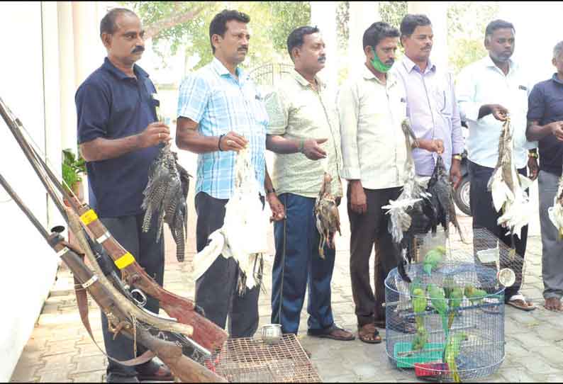 பறவைகள் வேட்டையாடப்படுவதை தடுக்க சென்ற வனத்துறையினர் மீது தாக்குதல் 3 துப்பாக்கிகள் பறிமுதல்