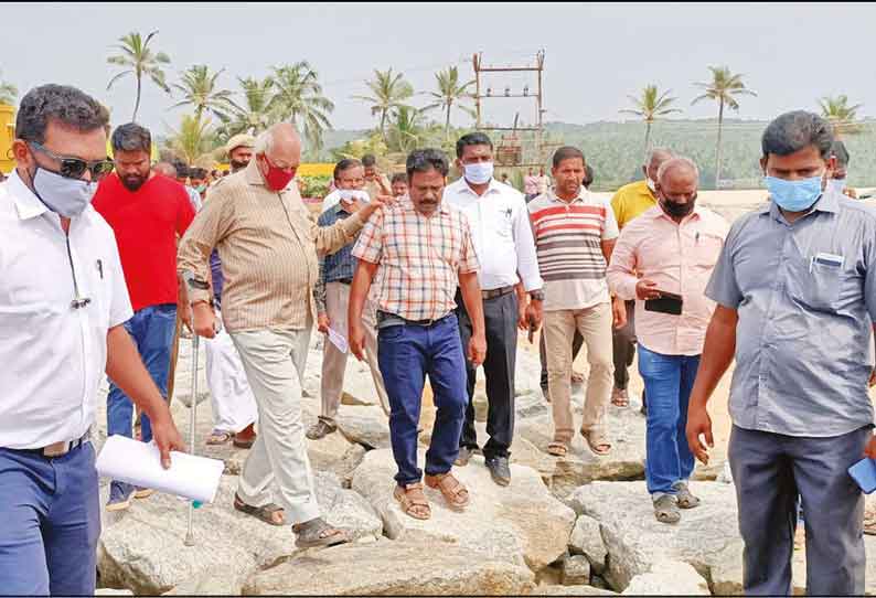 மாற்று வழியில் சாலை அமைக்க கோரிக்கை இரையுமன்துறையில் ஐகோர்ட்டு அமைத்த குழு ஆய்வு