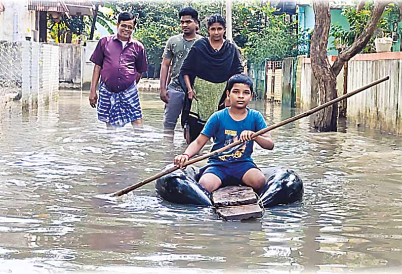 வடிகால் இல்லாததால் வடியாத வெள்ளம் மழைவிட்டும் குடியிருப்பு வாசிகளின் துயரம் நீங்கவில்லை