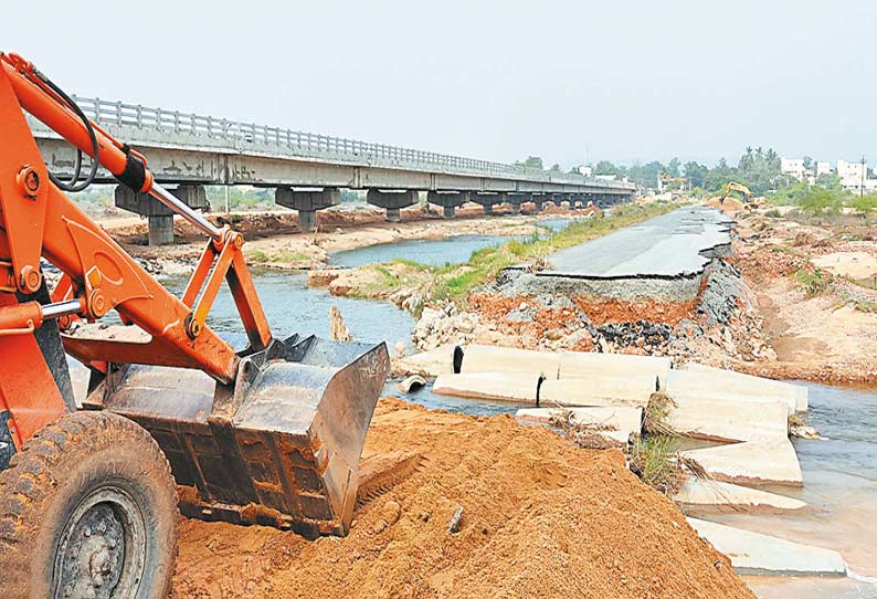 ஊத்துக்கோட்டை ஆரணி ஆற்றில் வெள்ளத்தில் அடித்துச் செல்லப்பட்ட தரைப்பாலத்தை சீர்செய்யும் பணி