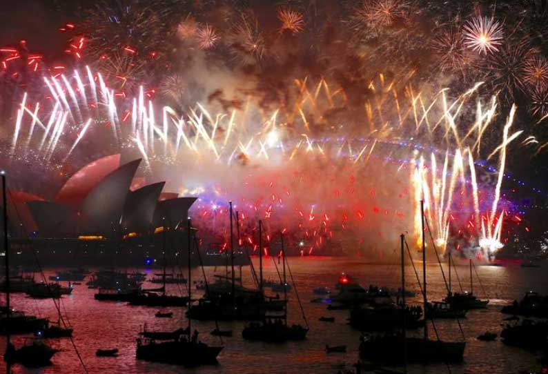 ஆஸ்திரேலியா சிட்னி துறைமுகத்தில் புத்தாண்டு வாண வேடிக்கையை மக்கள் நேரில் காண முடியாது 202012290659226381_Sydney-told-to-watch-its-famous-New-Years-Eve-fireworks_SECVPF