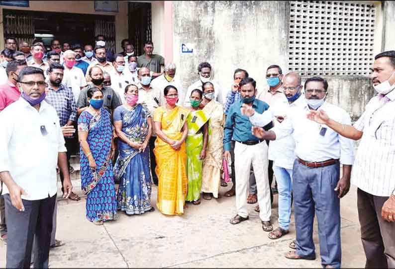 நிலுவை ஊதியம் வழங்கக்கோரி உள்ளாட்சி ஊழியர்கள் கருப்பு பேட்ஜ் அணிந்து ஆர்ப்பாட்டம்