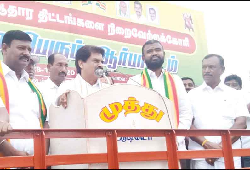 மேட்டூர் உபரி நீர் திட்டத்தை நிறைவேற்ற கோரி அந்தியூரில் கொ.ம.தே.க.வினர் ஆர்ப்பாட்டம்