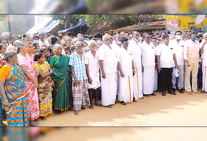 குமளங்குளம் ஊராட்சி மன்ற தலைவராக ஜெயலட்சுமியை அறிவிக்கக்கோரி - நடுவீரப்பட்டில், பொதுமக்கள் கண்டன ஆர்ப்பாட்டம்