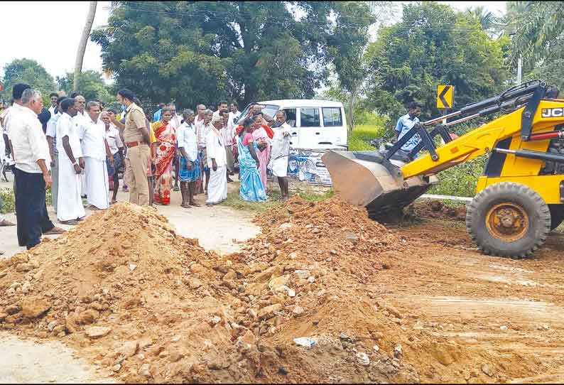 லாலாபேட்டை அருகே, புதிய குடிநீர் திட்டத்துக்கு எதிர்ப்பு தெரிவித்து பொதுமக்கள் போராட்டம்