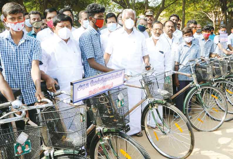 காவேரிப்பட்டணம், கிருஷ்ணகிரியில் 3,452 மாணவ, மாணவிகளுக்கு விலையில்லா சைக்கிள்கள் - கே.பி.முனுசாமி எம்.பி. வழங்கினார்