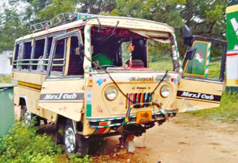 வடமதுரை அருகே, நூற்பாலை தொழிலாளர்களை ஏற்றி சென்ற வேன் கவிழ்ந்து 30 பேர் காயம்