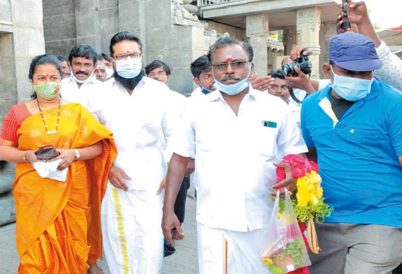 சரத்குமார் தனது மனைவி ராதிகா சரத்குமாருடன் சாமி தரிசனம்