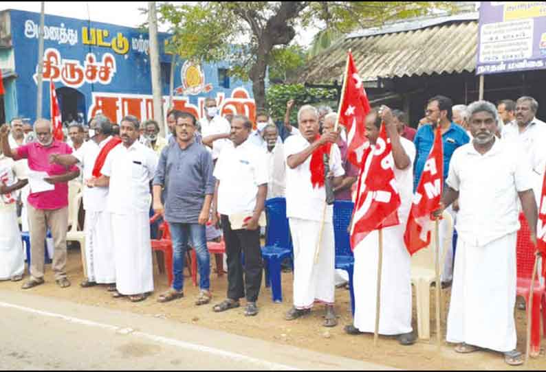 அறந்தாங்கி அருகே நிழற்குடை அமைக்கக்கோரி ஆர்ப்பாட்டம்