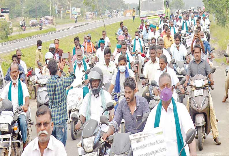 திண்டுக்கல் கலெக்டர் அலுவலகத்துக்கு, வேடசந்தூர் குடகனாறு பாசன விவசாயிகள் மோட்டார் சைக்கிளில் ஊர்வலமாக வந்தபோது