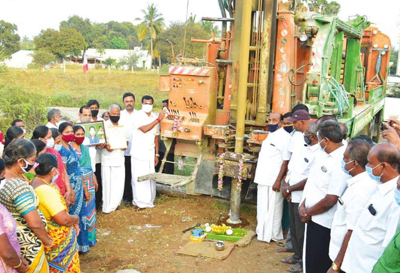 ஆழ்குழாய் கிணறு அமைக்கும் பணியை தோப்பு வெங்கடாசலம் எம்.எல்.ஏ. தொடங்கி வைத்தபோது