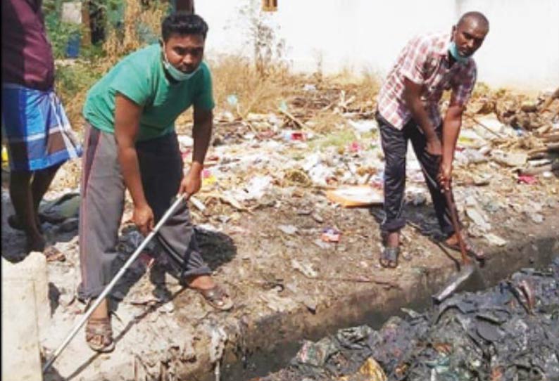 துப்புரவு பணியில் இறங்கிய ஊராட்சி உறுப்பினர்கள்