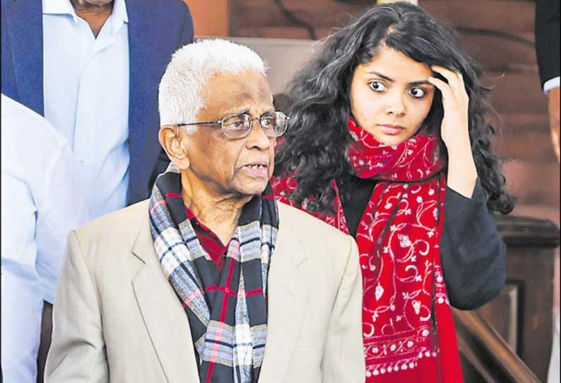 நிர்மலா சீதாராமன் பட்ஜெட் தாக்கல் செய்ததை பார்த்த குடும்பத்தினர் நிர்மலா சீதாராமன் பட்ஜெட் தாக்கல் செய்ததை பார்த்த குடும்பத்தினர்