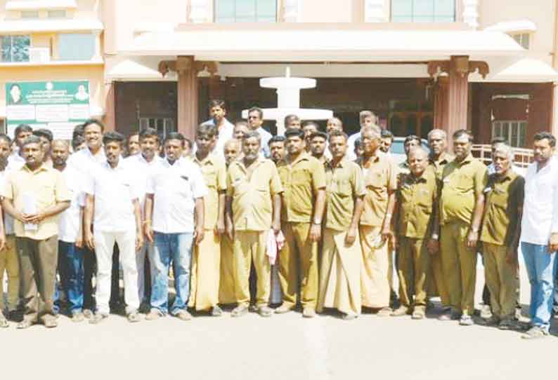 சட்டத்திற்கு புறம்பாக செயல்படும் கால்டாக்சி உரிமையாளர்கள் மீது நடவடிக்கை எடுக்க வேண்டும் கலெக்டரிடம் புகார்