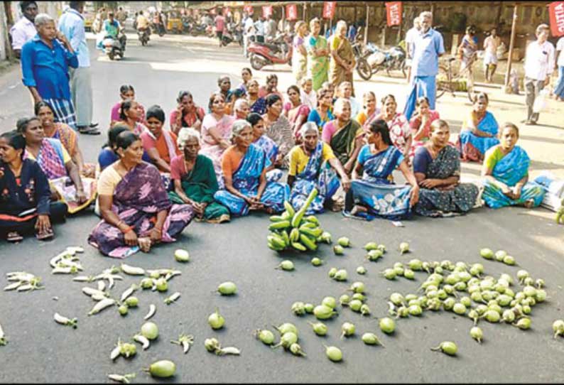 வேளாண் விற்பனைக்குழு ஊழியர்கள் போராட்டம் விவசாயிகள் காய்கறிகளை தரையில் கொட்டியதால் பரபரப்பு