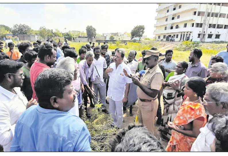 சுடுகாட்டை ஆக்கிரமித்து சுற்றுச்சுவர் அமைப்பதற்கு எதிர்ப்பு தெரிவித்து பொதுமக்கள் ஆர்ப்பாட்டம்   அளவீடு செய்து கற்கள் அமைக்க கோரிக்கை