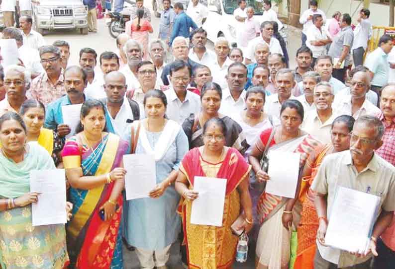 மருத்துவ கல்லூரியில் கல்வி கட்டணத்தை குறைக்க வேண்டும் மக்கள் குறைதீர்க்கும் கூட்டத்தில் மாணவர்களின் பெற்றோர்கள் மனு