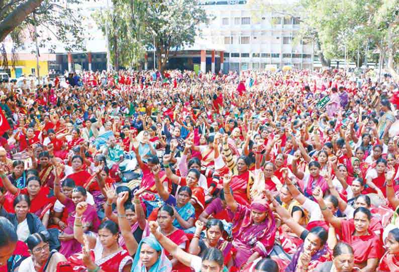 சம்பள உயர்வு உள்பட பல்வேறு கோரிக்கைகளை வலியுறுத்தி   தடையை மீறி மதிய உணவு திட்ட ஊழியர்கள் போராட்டம்   மந்திரியின் கோரிக்கையை ஏற்று வாபஸ் பெற்றனர்