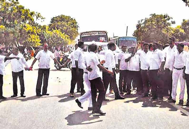 பாளையங்கோட்டையில், வக்கீல்கள் திடீர் சாலை மறியல் - கோர்ட்டுக்கு வந்த போலீசாரை தடுத்து நிறுத்தியதால் பரபரப்பு