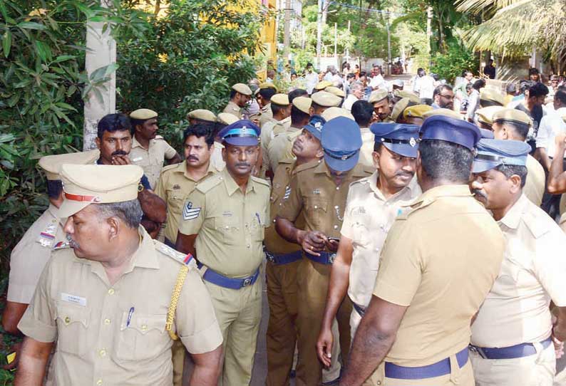 சர்ச்சைக்குரிய பாதை தொடர்பாக இரு தரப்பினர் இடையே பிரச்சினை; போலீசார்– அதிகாரிகள் சமரசம்