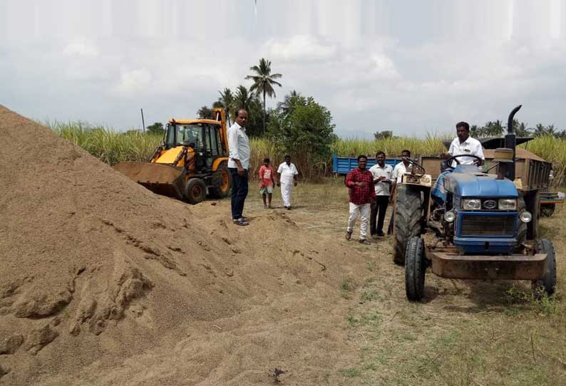 பதுக்கி வைக்கப்பட்டு இருந்த 22 யூனிட் மணல் பறிமுதல்