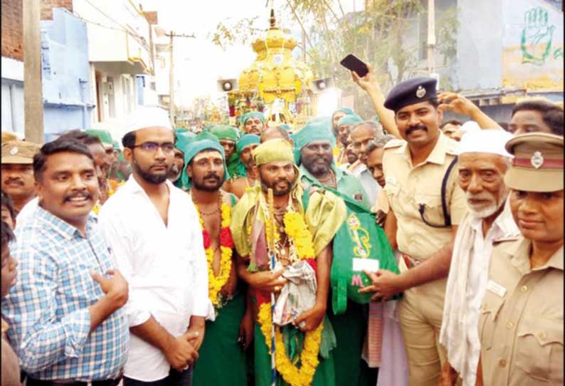 வீரகேரளம்புதூரில் பழனி பாதயாத்திரை பக்தர்களுக்கு முஸ்லிம் அமைப்பினர் உதவி