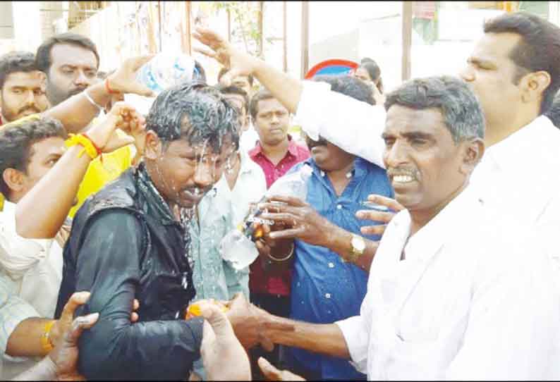 வீரபாண்டி ஆ.ராஜாவுக்கு மீண்டும் பொறுப்பு வழங்க வலியுறுத்தி சேலத்தில் தி.மு.க. தொண்டர் தீக்குளிக்க முயன்றதால் பரபரப்பு