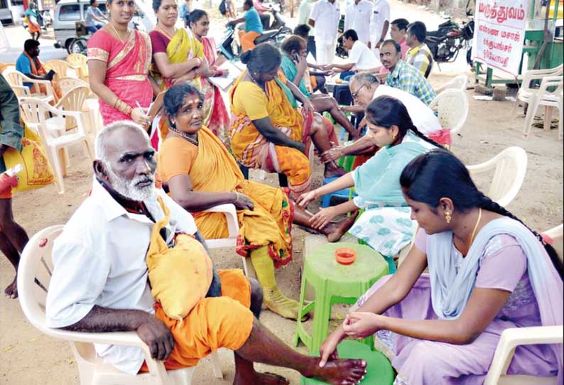 தைப்பூசத்தையொட்டி பழனிக்கு பாதயாத்திரை செல்லும் பக்தர்களுக்கு மசாஜ்