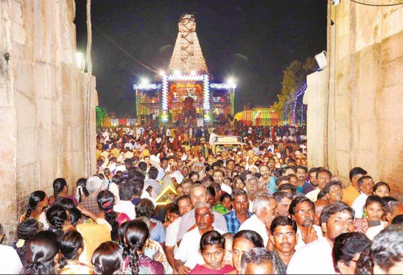 தஞ்சை பெரியகோவிலில் குவிந்த பக்தர்கள் கூட்ட நெரிசலை குறைக்க நேர்வழியிலும் அனுமதி