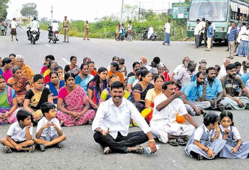 வீரவநல்லூரில் டாஸ்மாக் கடையை அகற்றக்கோரி பொதுமக்கள் சாலை மறியல்: பெண்கள் உள்பட 31 பேர் கைது