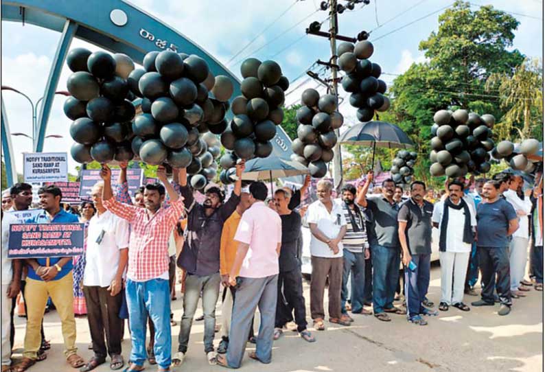 கவர்னர் கிரண்பெடிக்கு ஏனாமில் எதிர்ப்பு கருப்பு பலூன்களை பறக்கவிட்டனர்