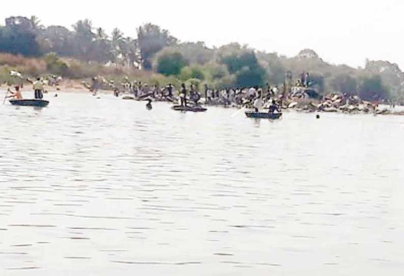 ஹாவனூரு கிராமத்தில் சம்பவம் துங்கபத்ரா ஆற்றில் மூழ்கி வாலிபர் பலி கிராம தேவதை திருவிழாவில் பங்கேற்றவருக்கு நேர்ந்த சோகம்