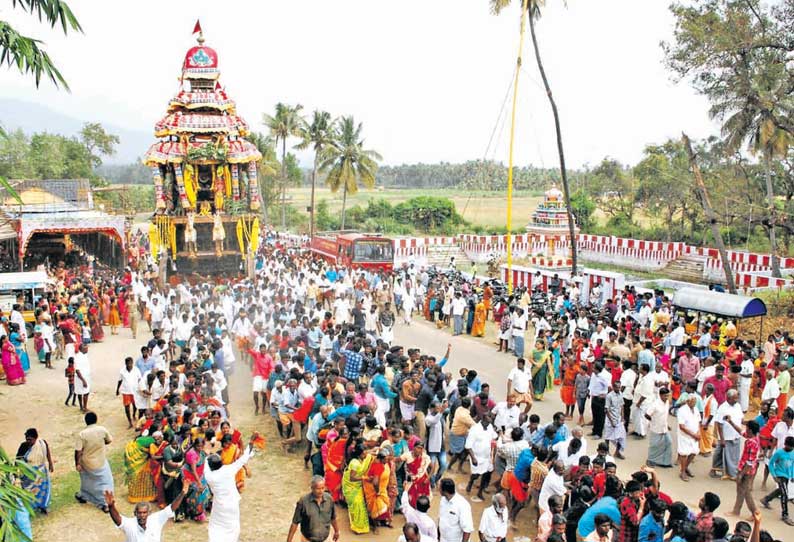 பண்பொழி திருமலைக்குமார சுவாமி கோவில் தைப்பூச திருவிழா தேரோட்டம் திரளான பக்தர்கள் வடம் பிடித்து இழுத்தனர்