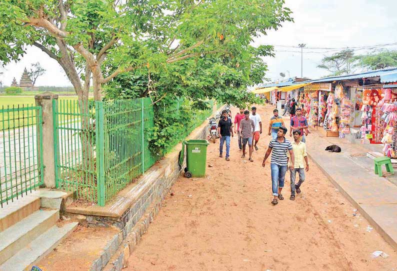 மாமல்லபுரம் கடற்கரை சாலையில் புராதன சின்னங்களை கண்டுகளிக்க சிரமப்படும் சுற்றுலா பயணிகள் பாதையை அகலப்படுத்த பொதுமக்கள் கோரிக்கை